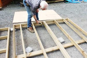 1. Align 2 pieces of the floor frames on a flat surface and attach them together with screws.