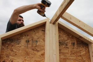 18. Attach the roof frame to the gable and the wall with screws.